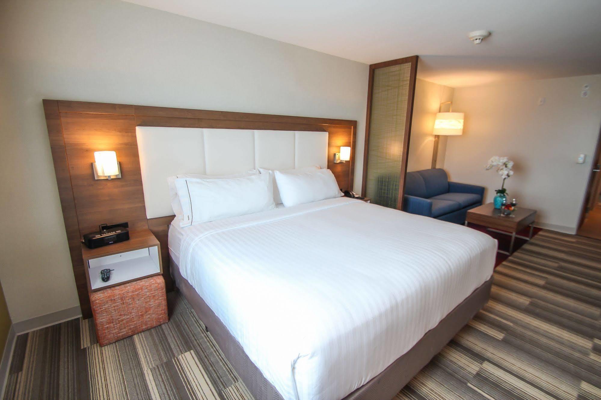 ฮอลิเดย์ อินน์ เอ็กซ์เพรส โฮเต็ล แอนด์ สวีท ชาร์ลอต เซาท์อีสต์ -แมททิว Hotel แมทธิวส์ ภายนอก รูปภาพ